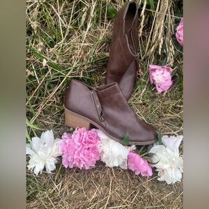 Women’s size 11 low-cut boots